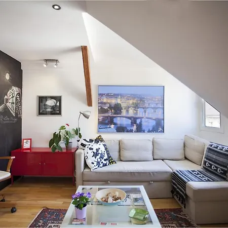 Apartment Roof Flat 15' To Charles Bridge Prague